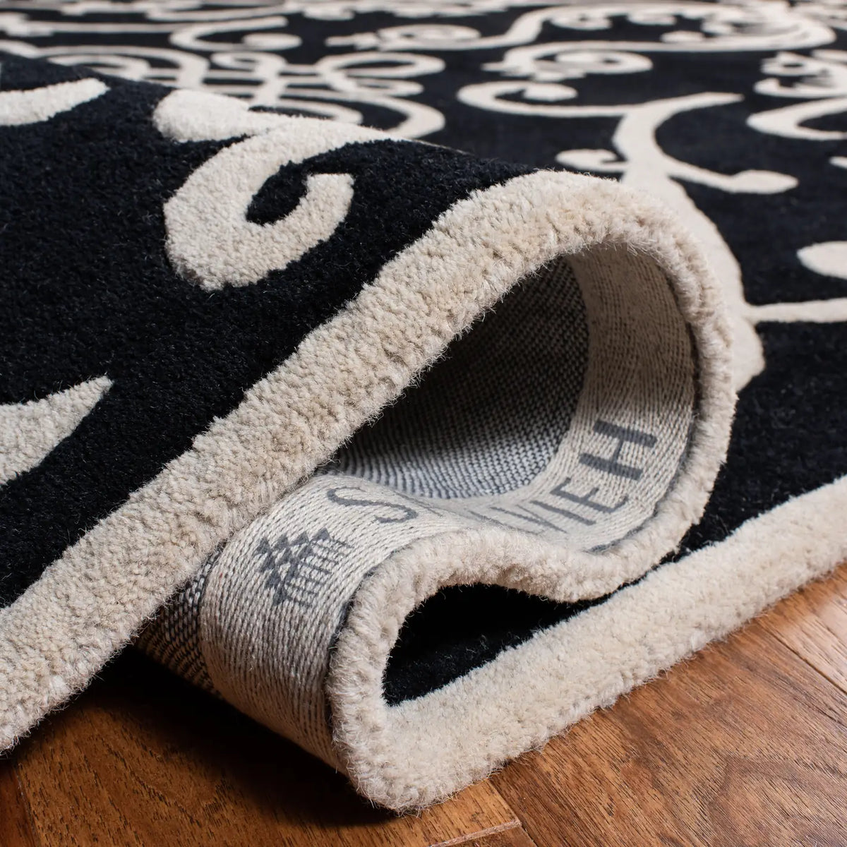 Safavieh Soho 6'-0" x 9'-0" Rug in Black / Ivory
