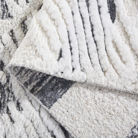 Safavieh Tribeca 6'-0" x 9'-0" Rug in Grey / Ivory