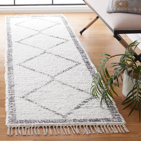 Safavieh Casablanca 2'-3" x 8'-0" Rug in Ivory / Grey