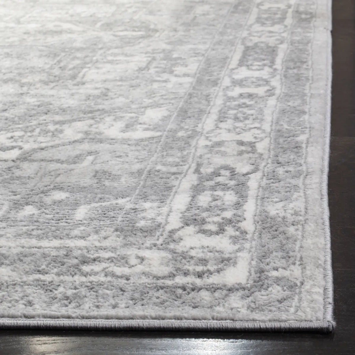 Safavieh Brentwood 4'-0" x 6'-0" Rug in Cream / Grey