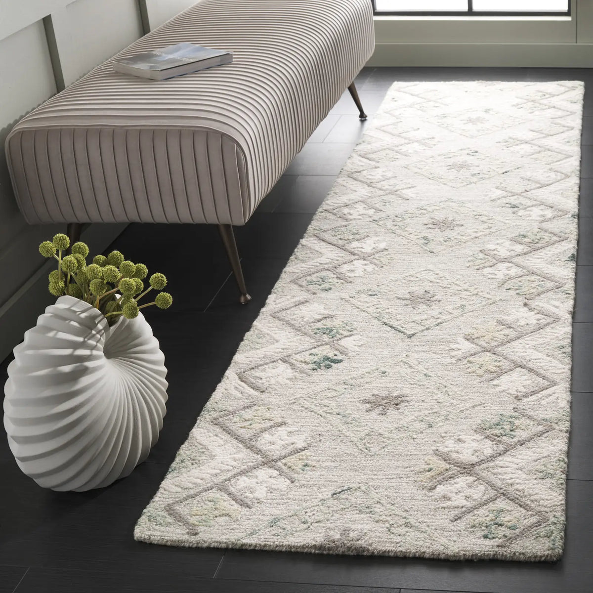 Safavieh Ebony 2'-3" x 9'-0" Rug in Ivory / Grey
