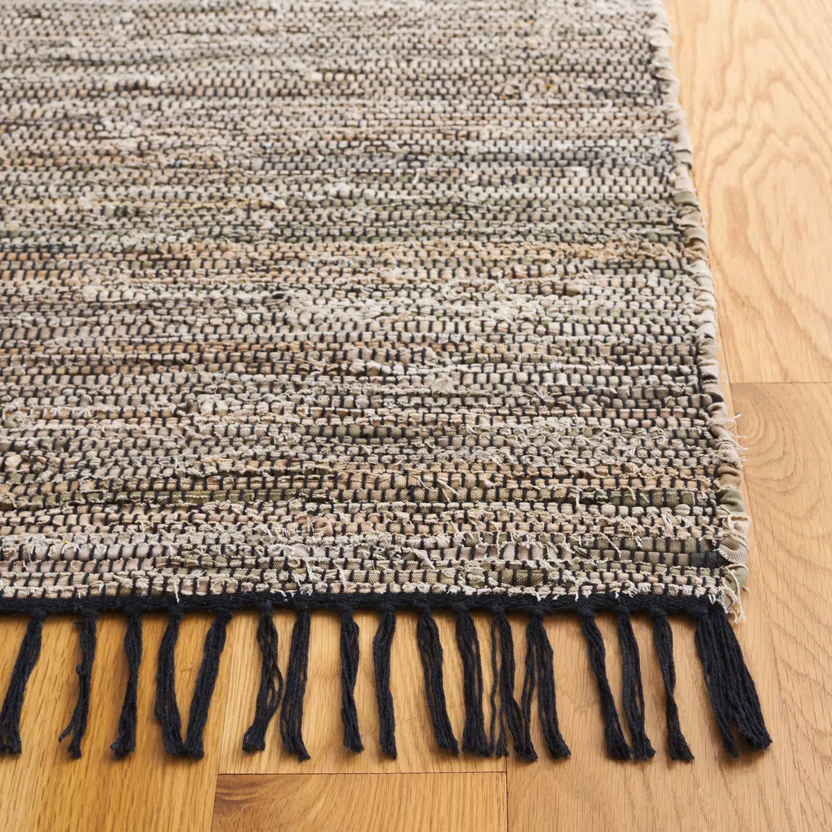Safavieh Rag Rug 4'-0" x 6'-0" Rug in Beige / Black
