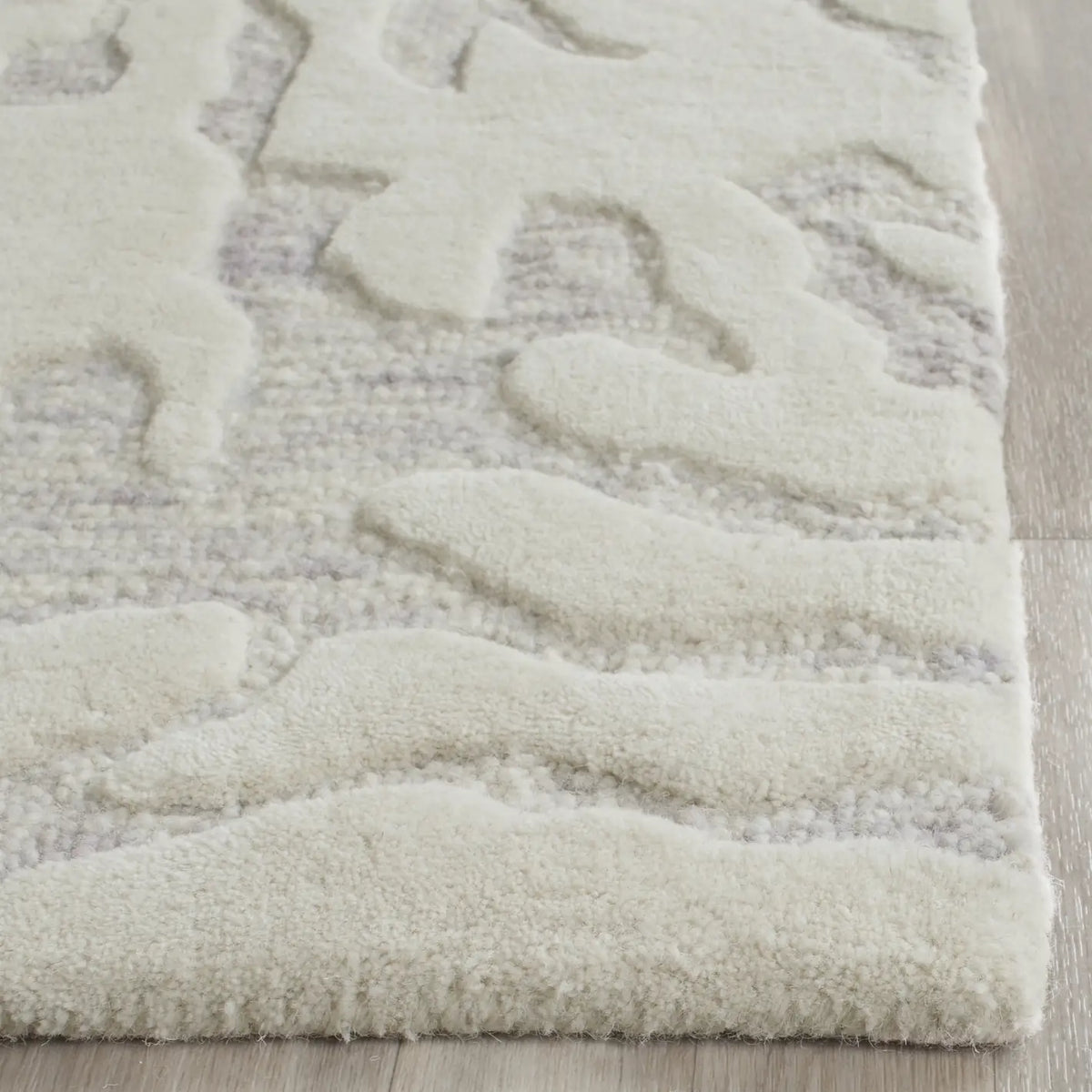 Safavieh Bella 2'-3" x 7'-0" Rug in Silver / Ivory