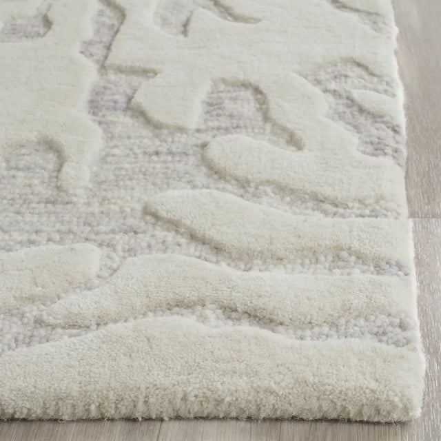 Safavieh Bella 2'-3" x 7'-0" Rug in Silver / Ivory