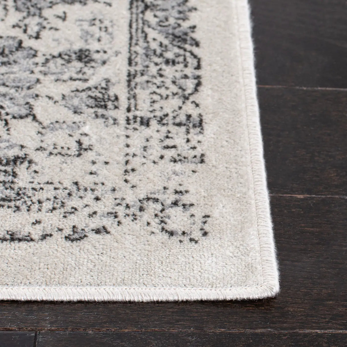 Safavieh Atlas 5'-3" x 7'-7" Rug in Ivory / Grey