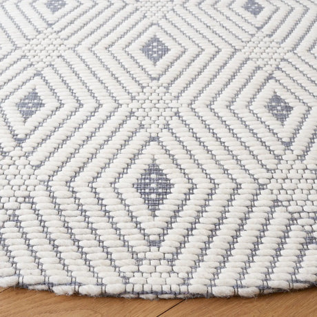 Safavieh Marbella 6'-0" x 6'-0" Rug in Ivory / Grey