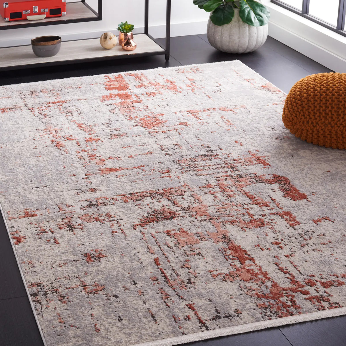 Safavieh Shivan 4'-0" x 6'-0" Rug in Grey / Rose