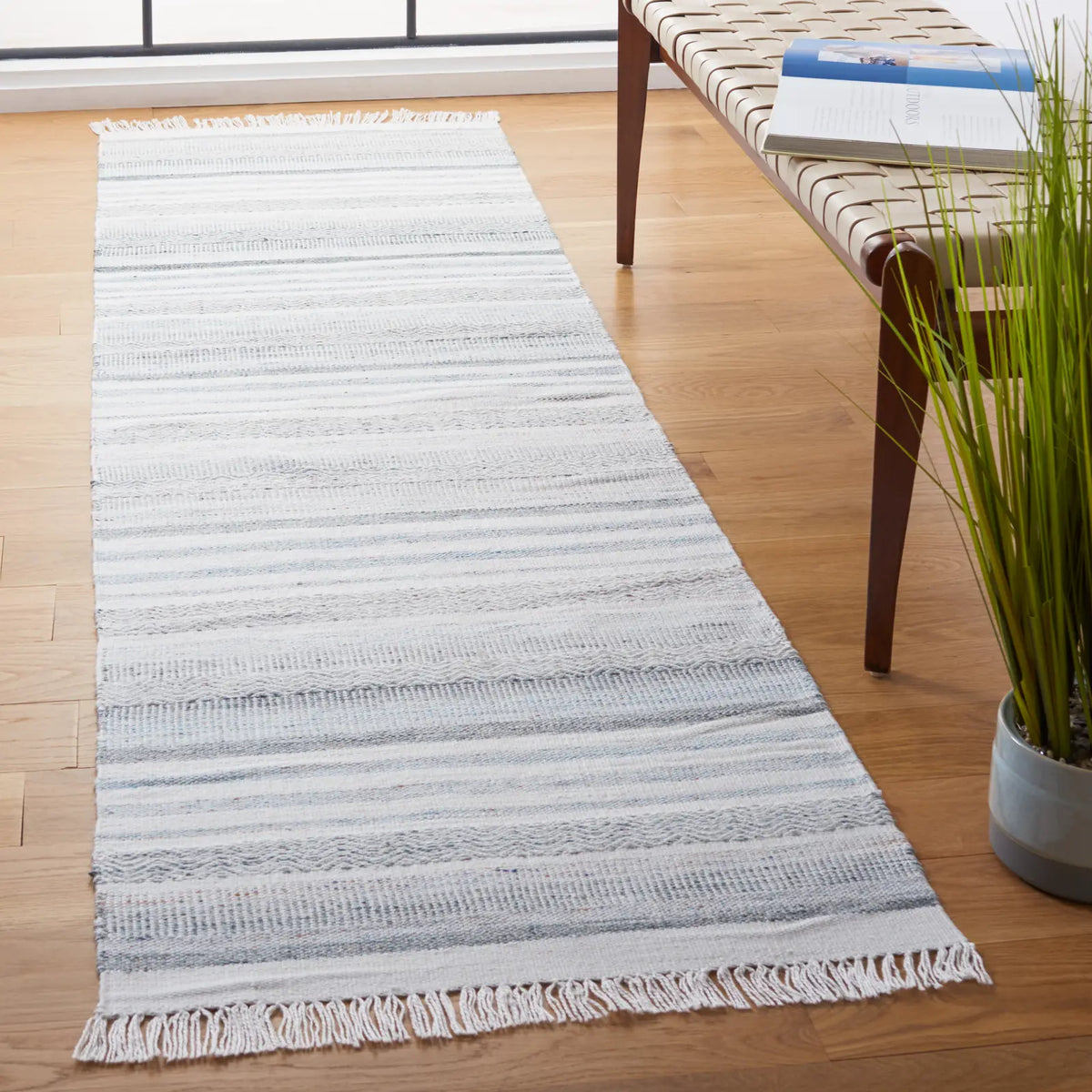 Safavieh Kilim 2'-3" x 8'-0" Rug in Ivory / Light Blue