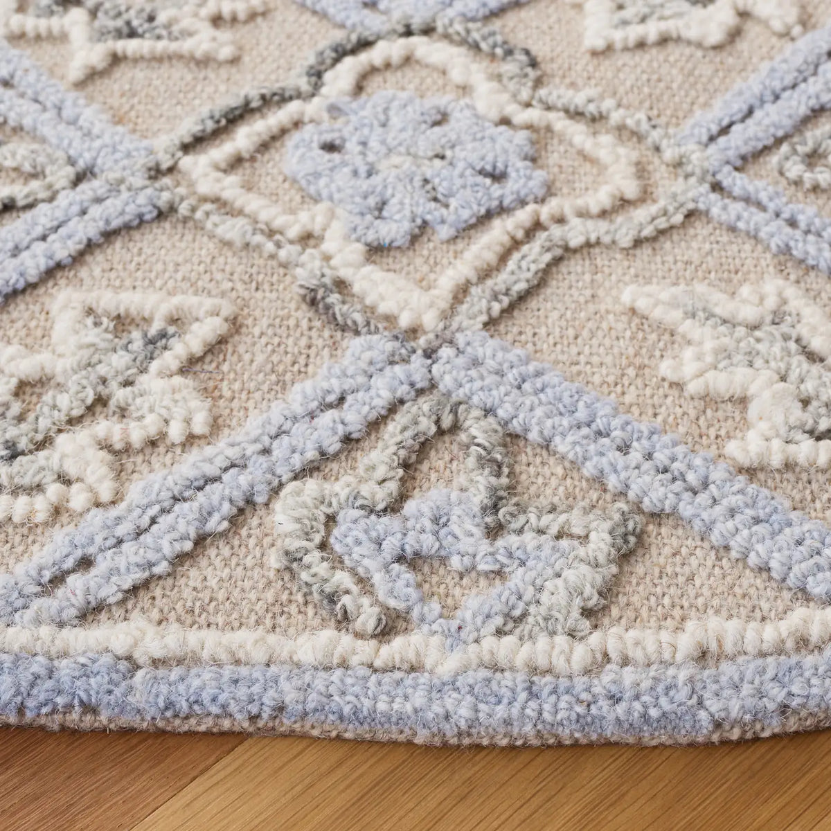 Safavieh Trace 6'-0" x 6'-0" Rug in Beige / Silver