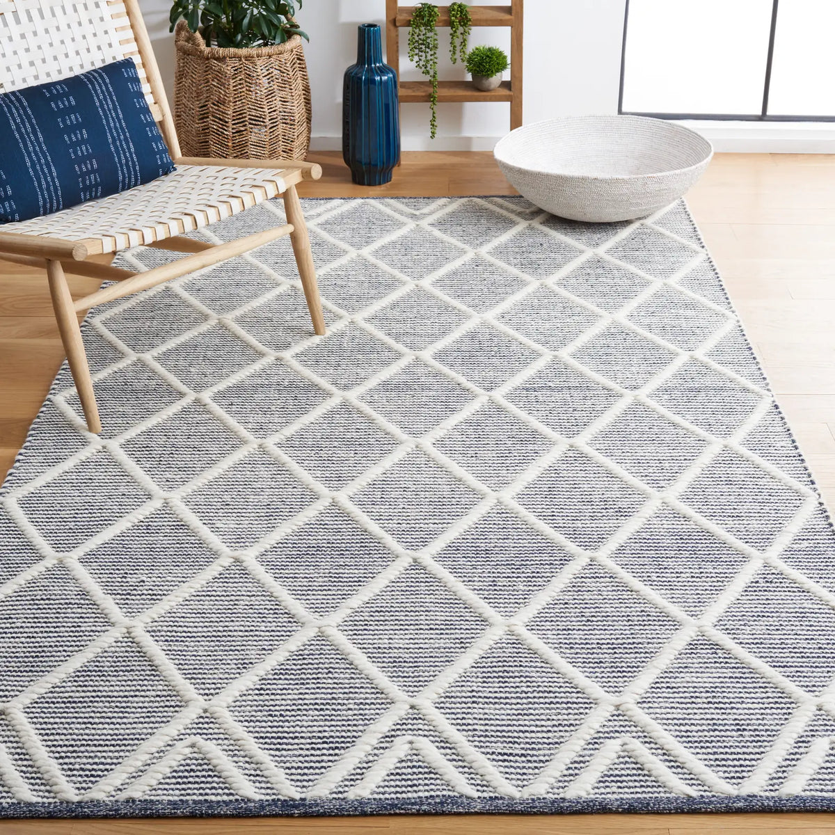 Safavieh Natura 4'-0" x 6'-0" Rug in Navy / Ivory