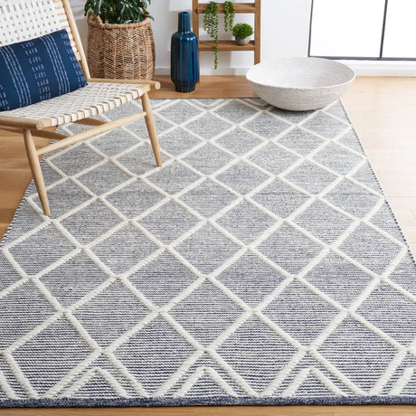 Safavieh Natura 4'-0" x 6'-0" Rug in Navy / Ivory