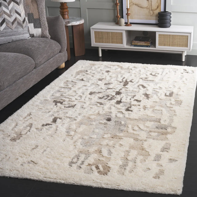 Safavieh Casablanca 4'-0" x 6'-0" Rug in Beige / Ivory
