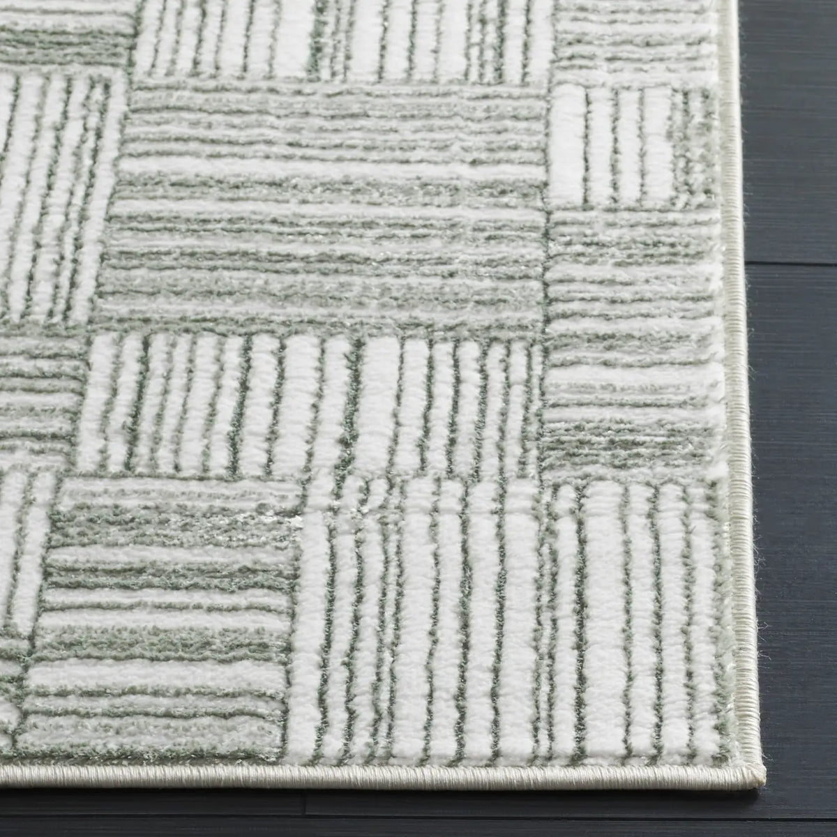 Safavieh Orchard 4'-0" x 6'-0" Rug in Green / Ivory