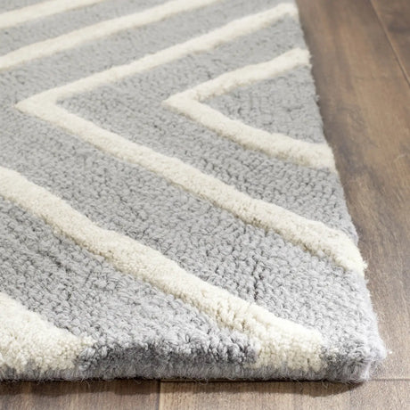 Safavieh Cambridge 2'-0" x 3'-0" Rug in Silver / Ivory