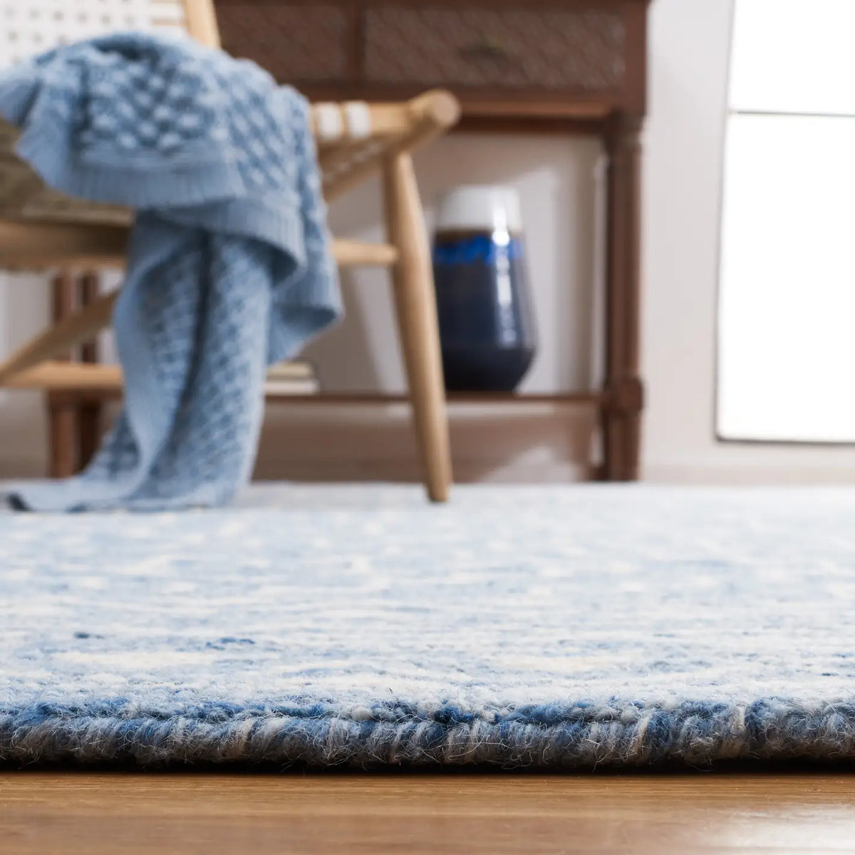 Safavieh Metro 4'-0" x 6'-0" Rug in Blue / Ivory