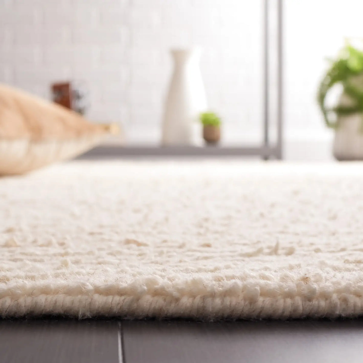 Safavieh Casablanca 4'-0" x 6'-0" Rug in Beige / Ivory