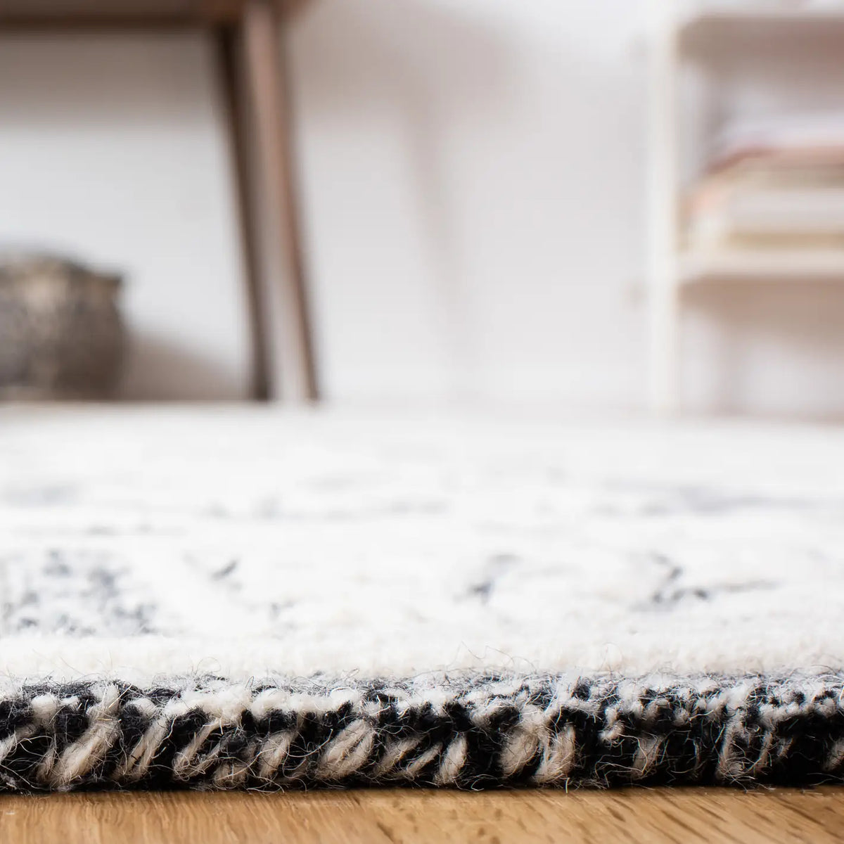 Safavieh Metro 4'-0" x 6'-0" Rug in Black / Ivory
