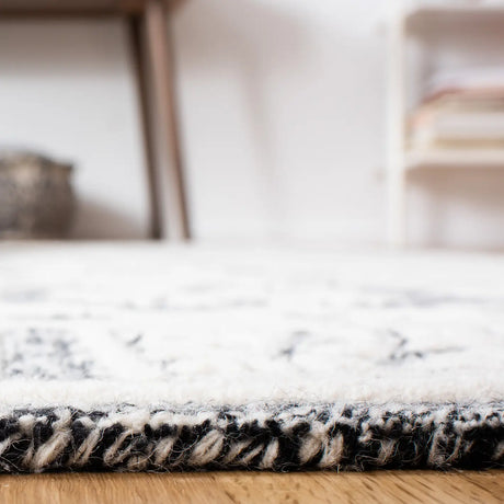 Safavieh Metro 4'-0" x 6'-0" Rug in Black / Ivory