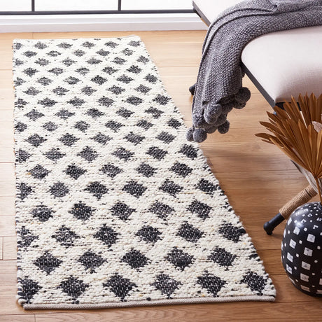 Safavieh Natura 2'-3" x 8'-0" Rug in Beige / Black