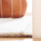 Safavieh Casablanca 4'-0" x 6'-0" Rug in Ivory / Beige