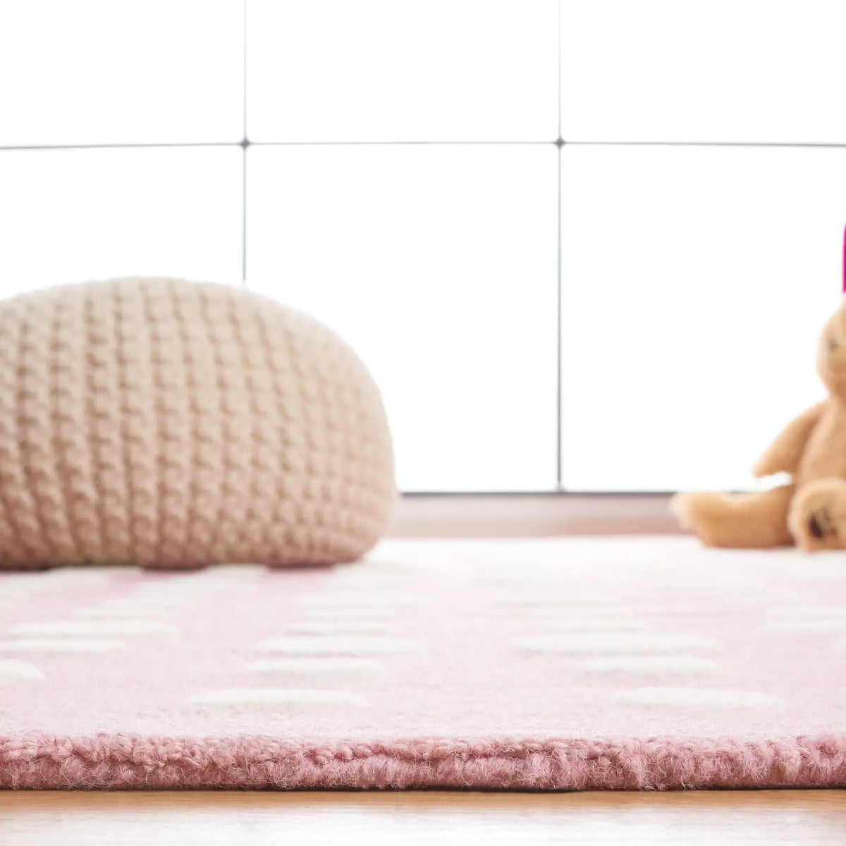 Safavieh Safavieh Kids 4'-0" x 6'-0" Rug in Pink / Ivory