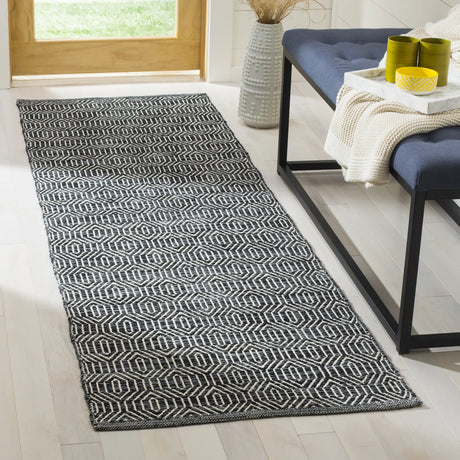 Safavieh Montauk 2'-3" x 7'-0" Rug in Ivory / Dark Grey