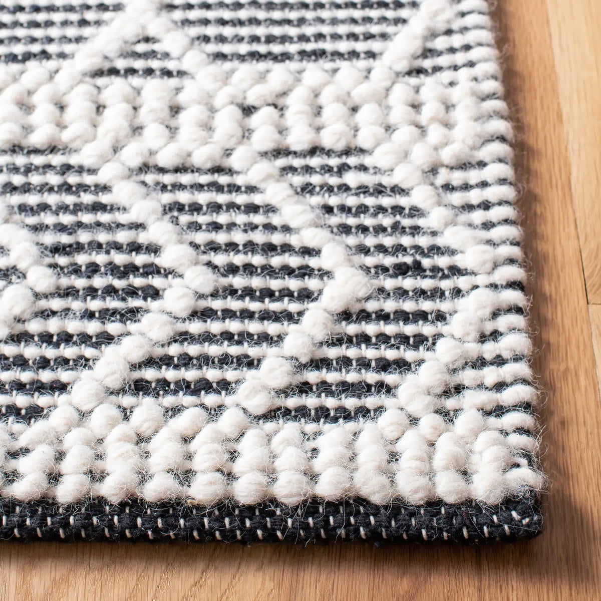 Safavieh Natura 4'-0" x 6'-0" Rug in Ivory / Black