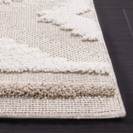 Safavieh Trends 4'-0" x 6'-0" Rug in Beige / Ivory