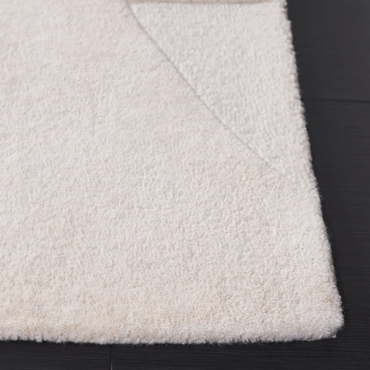 Safavieh Fifth Avenue 4'-0" x 6'-0" Rug in Ivory