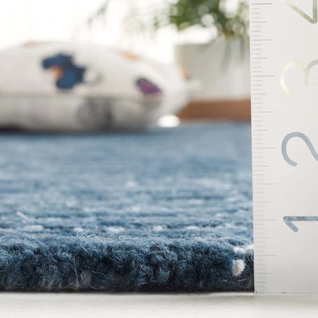 Safavieh Ebony 4'-0" x 6'-0" Rug in Navy / Light Blue