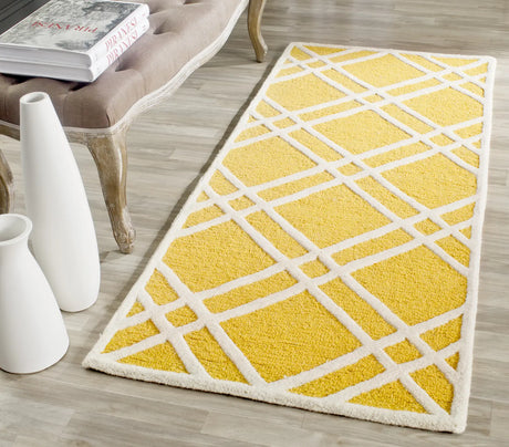 Safavieh Cambridge 2'-6" x 6'-0" Rug in Gold / Ivory