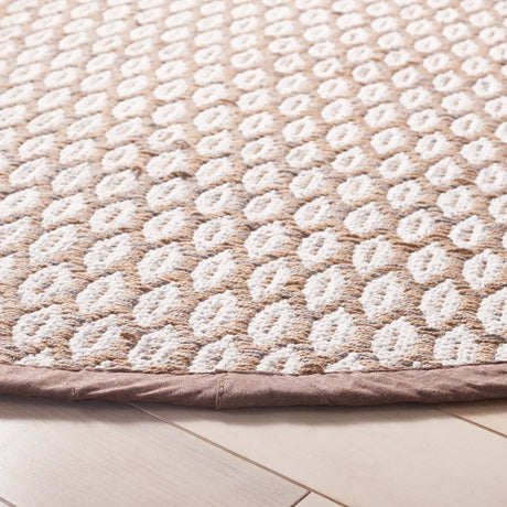 Safavieh Montauk 6'-0" x 6'-0" Rug in Beige / Ivory
