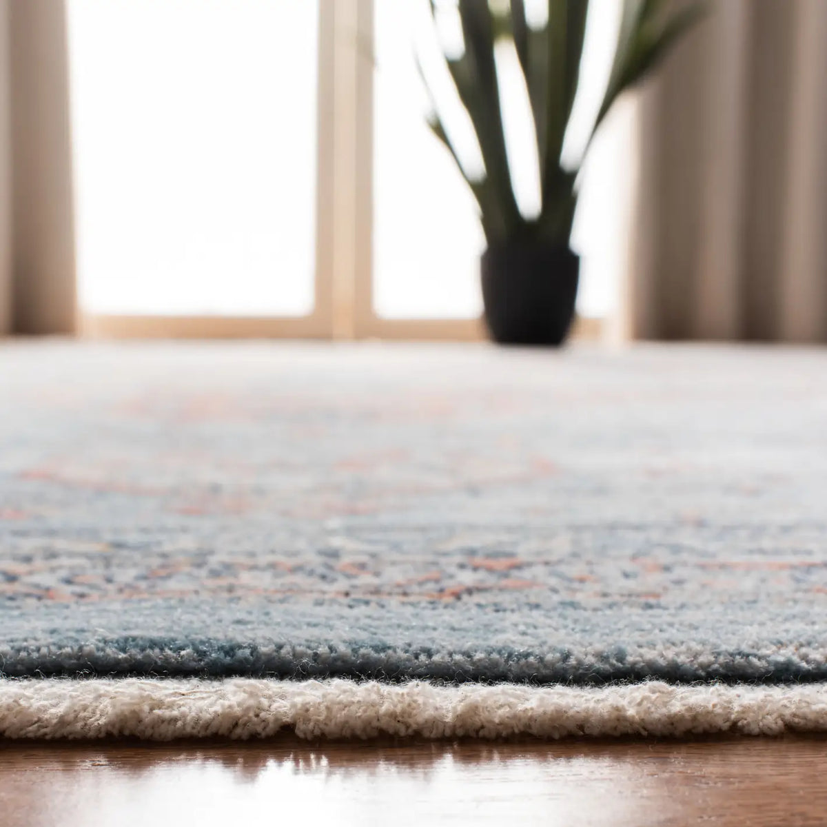 Safavieh Victoria 4'-0" x 6'-0" Rug in Navy / Red