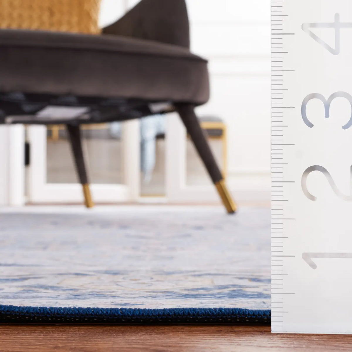 Safavieh Tucson 4'-0" x 6'-0" Rug in Light Blue / Navy
