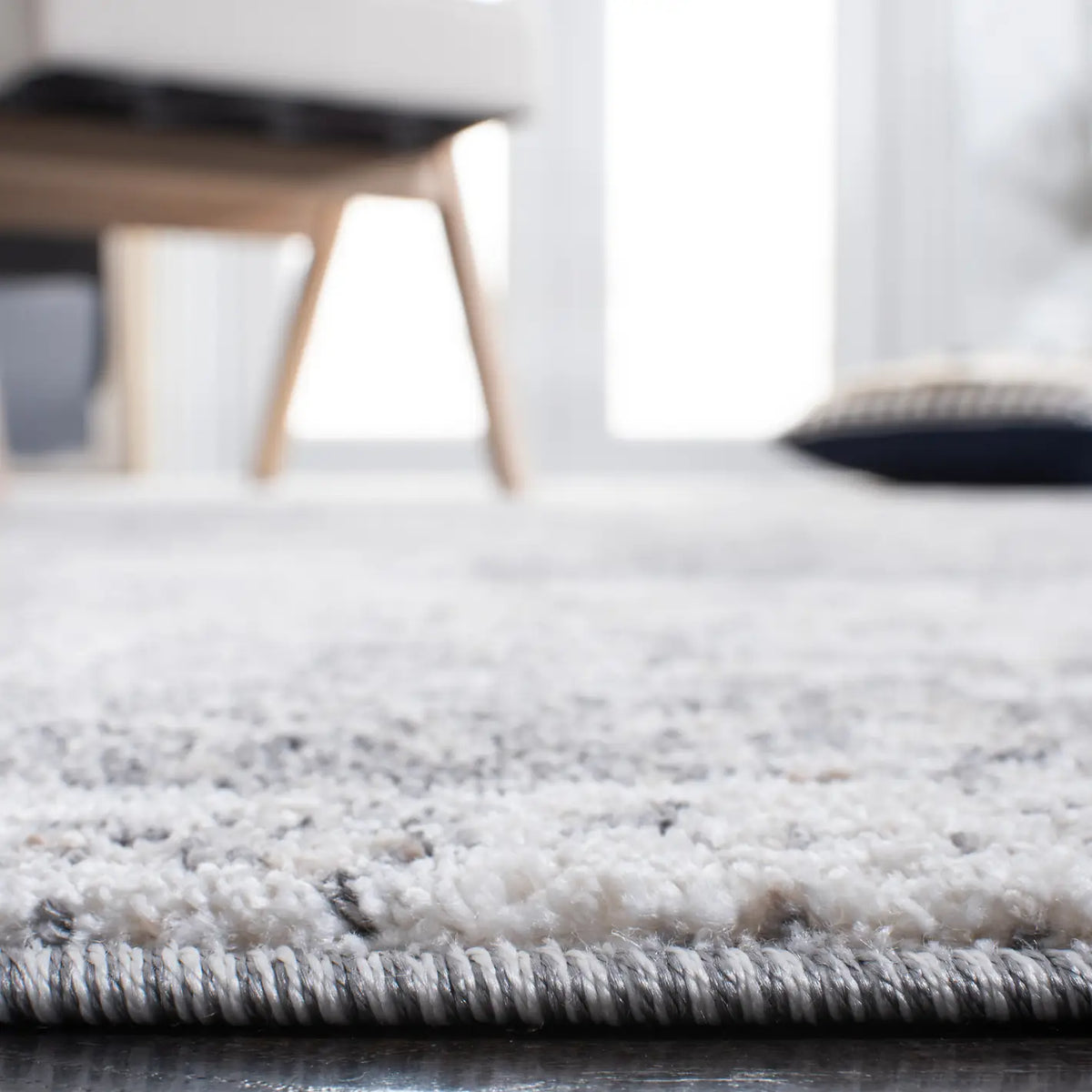Safavieh Aston 4'-0" x 6'-0" Rug in Grey / Ivory