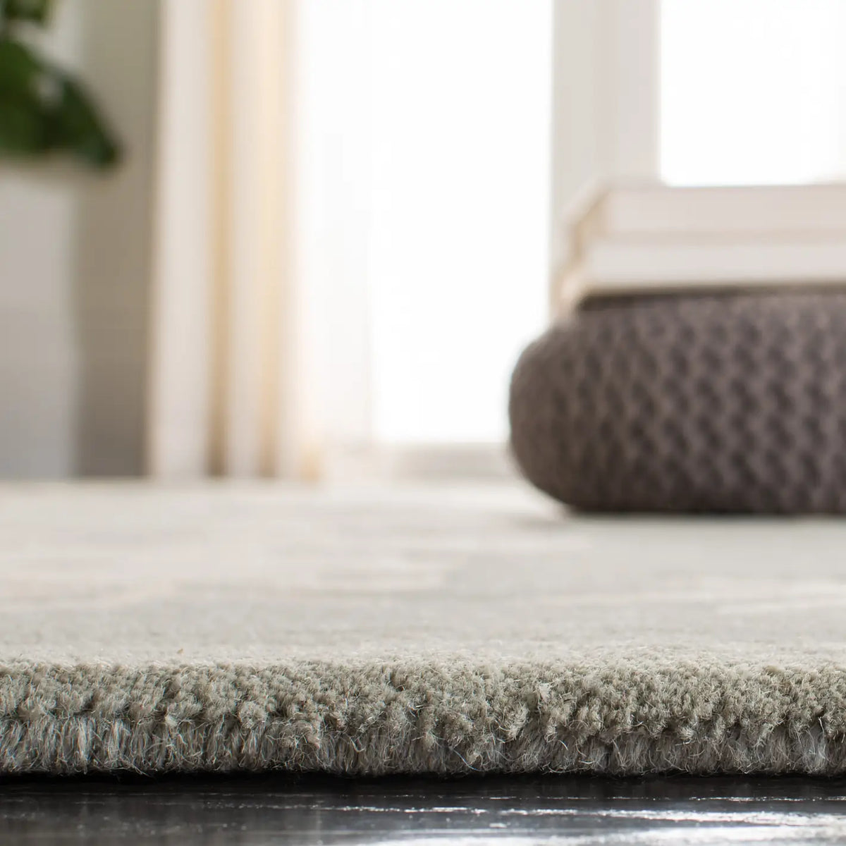 Safavieh Soho 5'-0" x 8'-0" Rug in Grey / Ivory