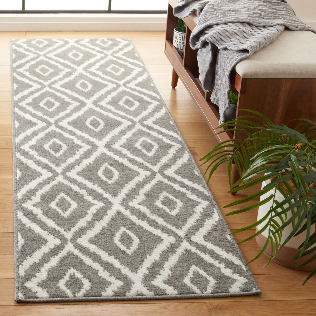 Safavieh Pyramid 2'-2" x 8'-0" Rug in Charcoal / Ivory