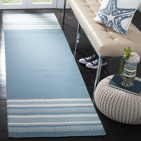 Safavieh Dhurries 2'-6" x 8'-0" Rug in Turquoise
