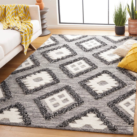 Safavieh Natura 4'-0" x 6'-0" Rug in Black / Ivory