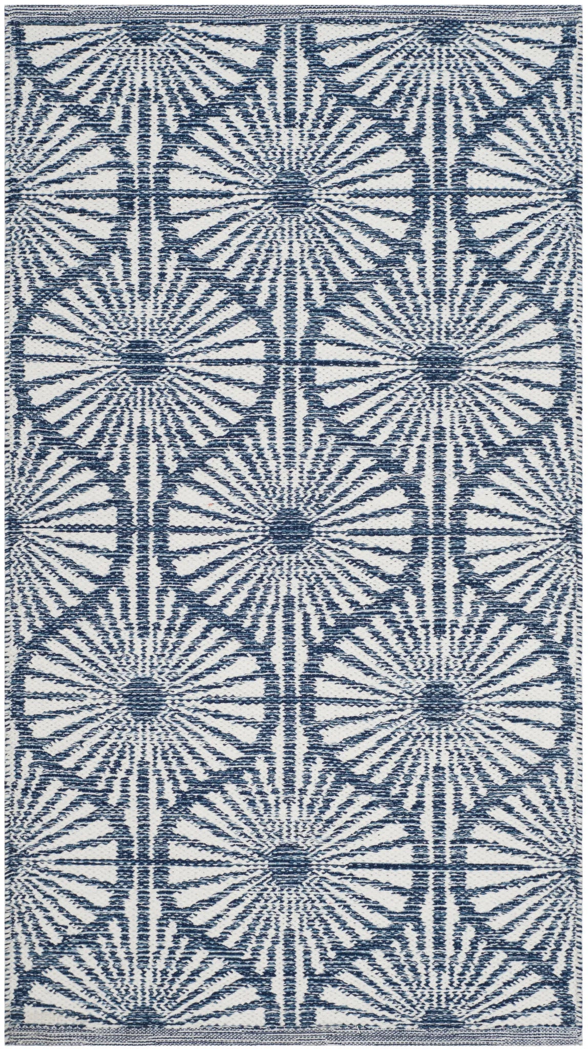 Safavieh Montauk 2'-3" x 3'-9" Rug in Navy / Ivory