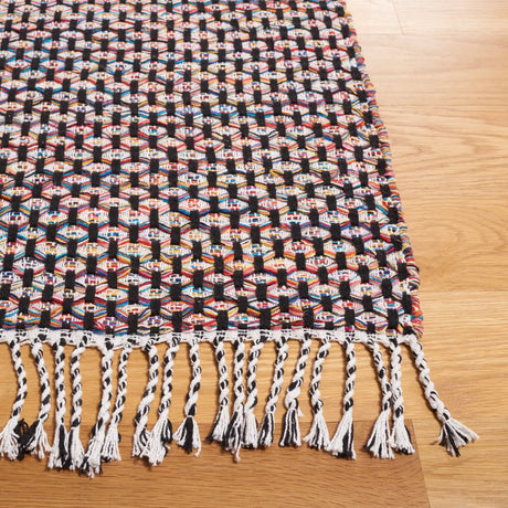 Safavieh Montauk 4'-0" x 6'-0" Rug in Red / Yellow