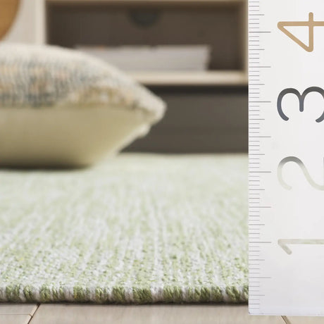 Safavieh Montauk 5'-0" x 8'-0" Rug in Green