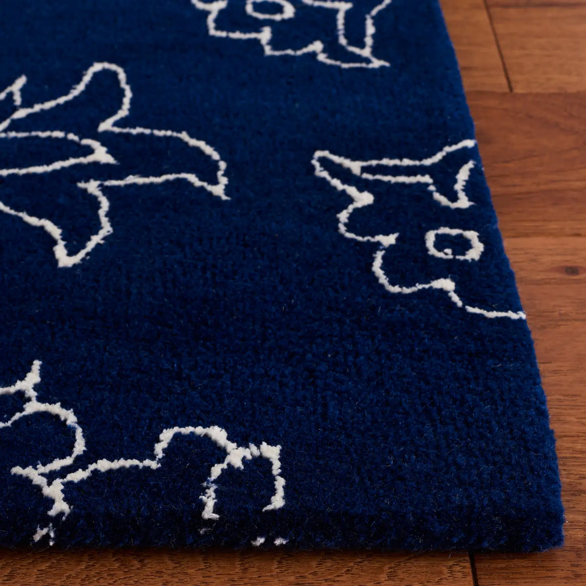 Safavieh Fifth Avenue 4'-0" x 6'-0" Rug in Navy / Ivory