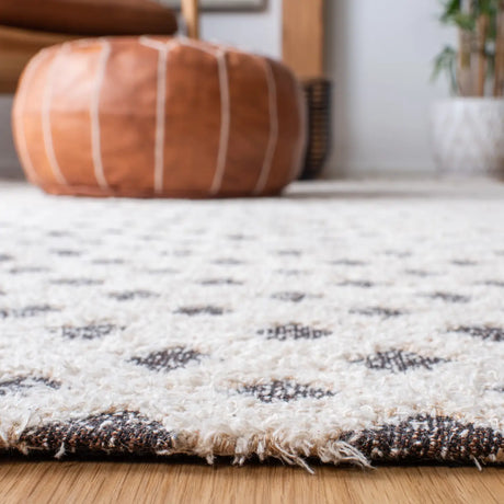 Safavieh Classic Vintage 4'-0" x 6'-0" Rug in Natural / Ivory