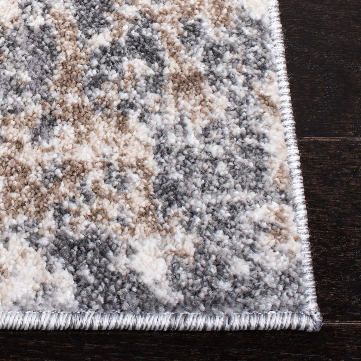 Safavieh Aston 4'-0" x 6'-0" Rug in Light Grey / Grey