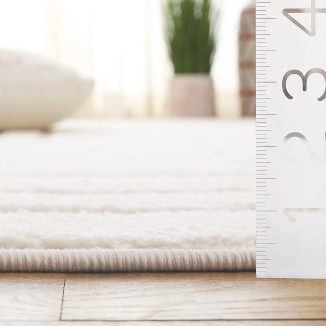 Safavieh Ramona 5'-3" x 7'-6" Rug in Ivory