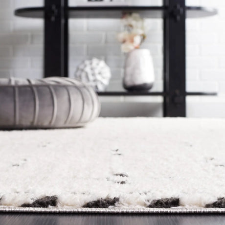 Safavieh Melody 4'-0" x 6'-0" Rug in Ivory / Black