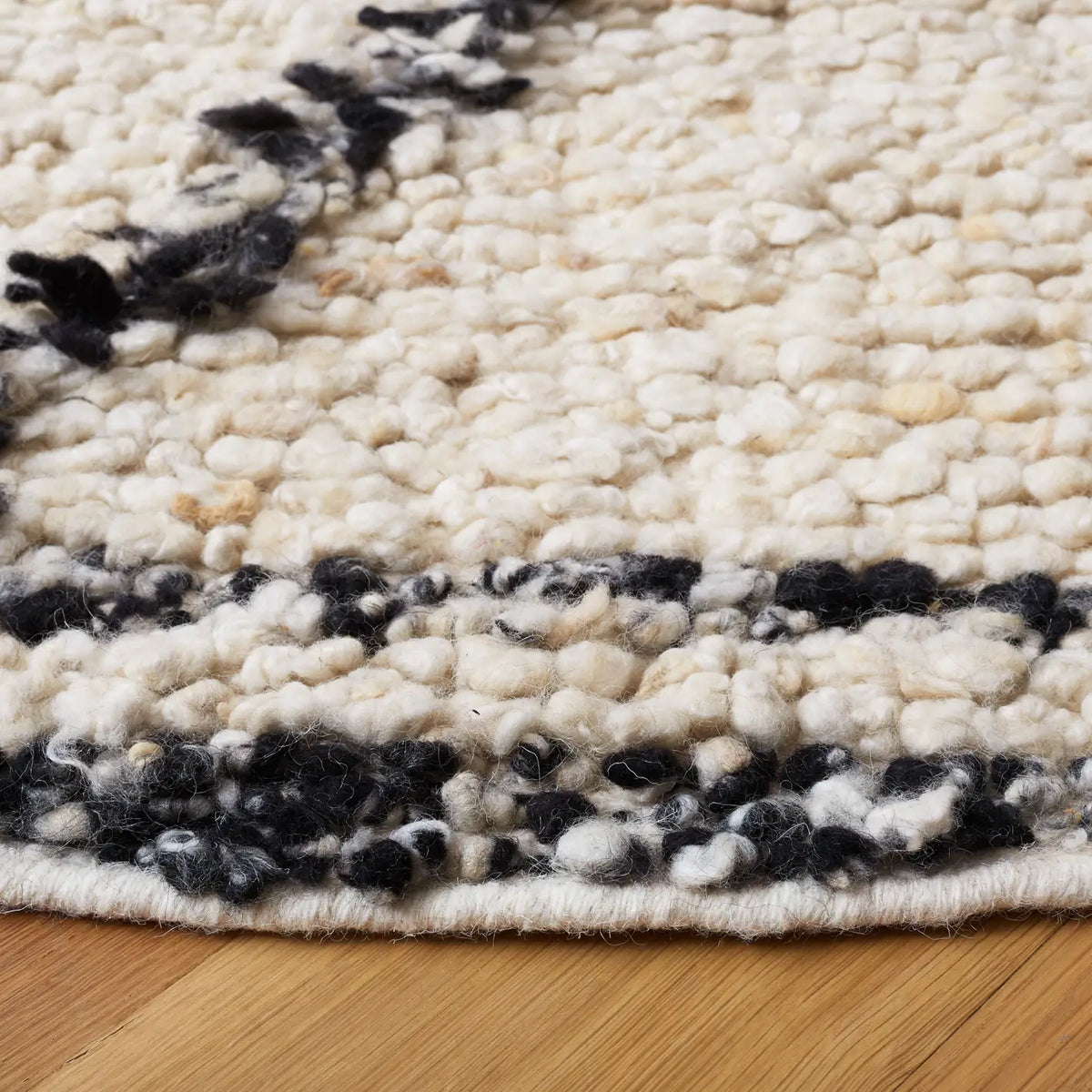 Safavieh Manhattan 6'-0" x 6'-0" Rug in Ivory / Black