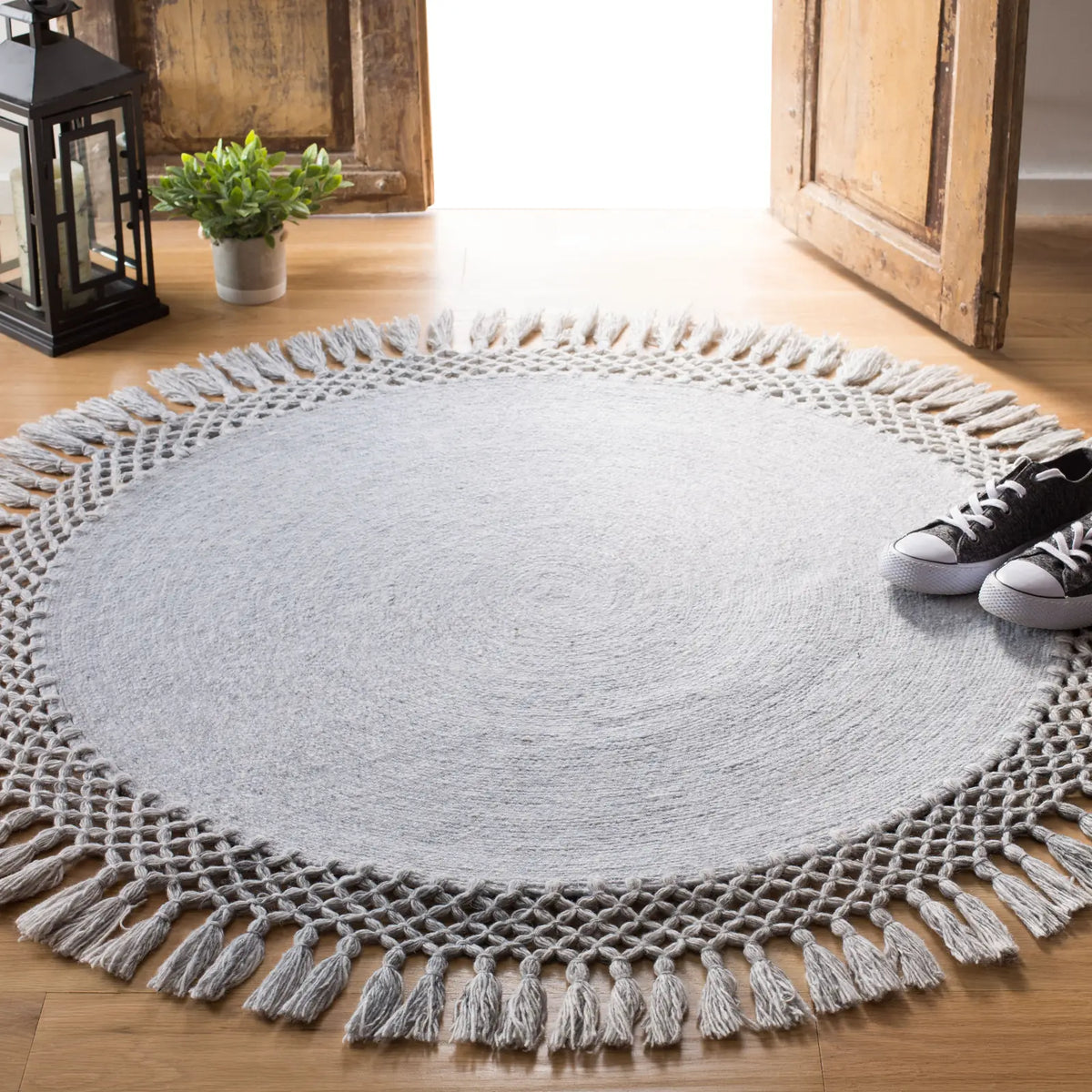 Safavieh Sahara 3'-0" x 3'-0" Rug in Grey
