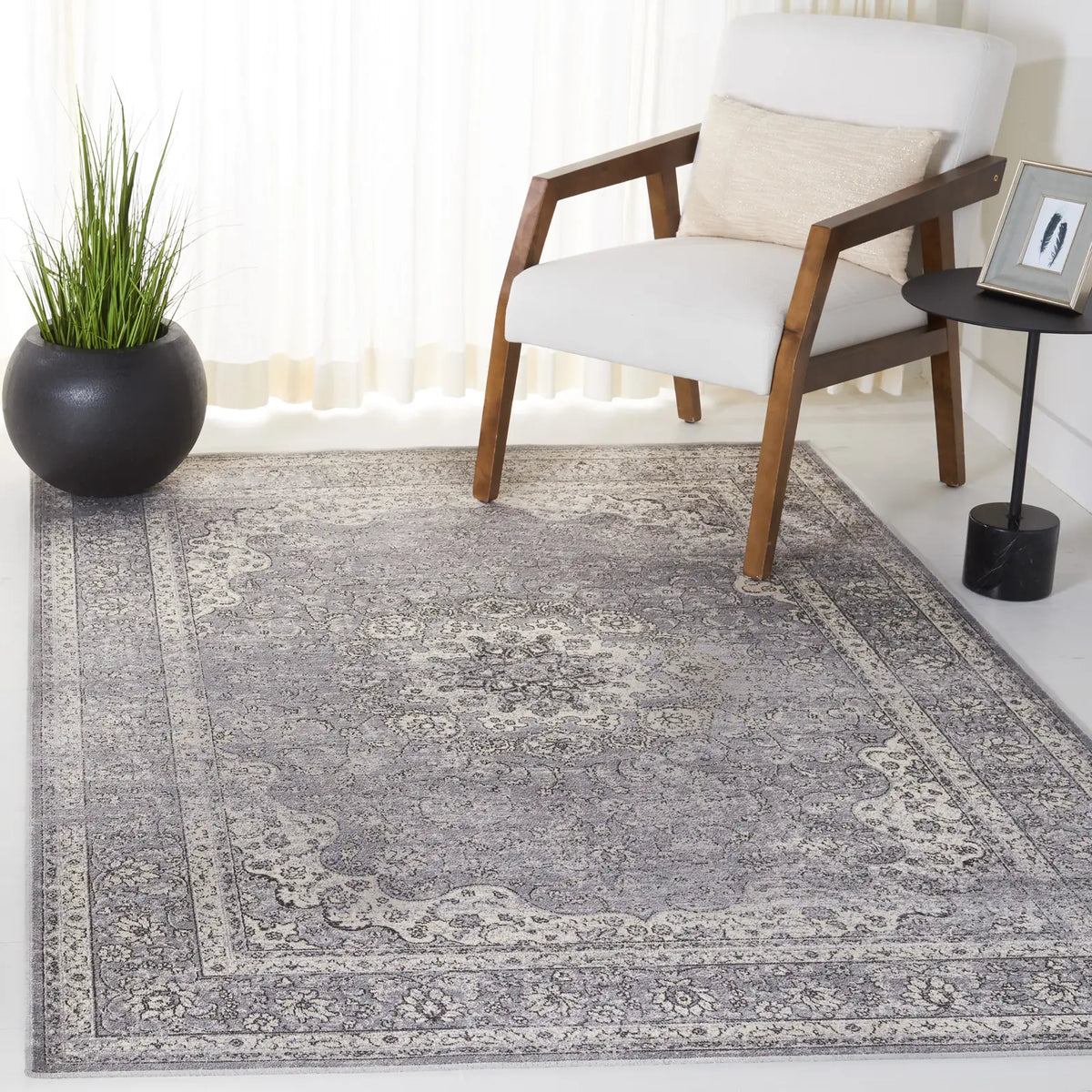 Safavieh Atlas 5'-3" x 7'-7" Rug in Charcoal / Grey